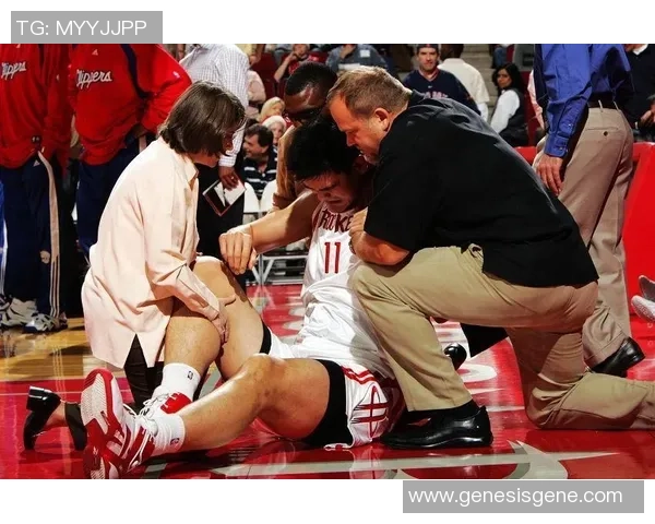 姚明膝盖受伤引发关注球迷期待他早日康复重返赛场