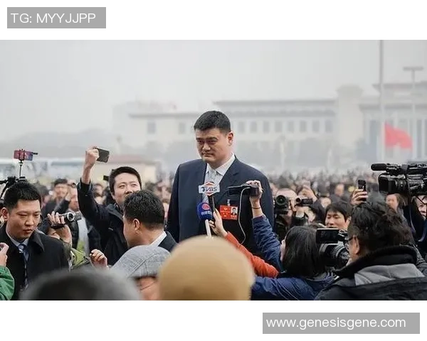 姚明被记者提问时幽默回应引发全场笑声，展现其风趣与亲和力